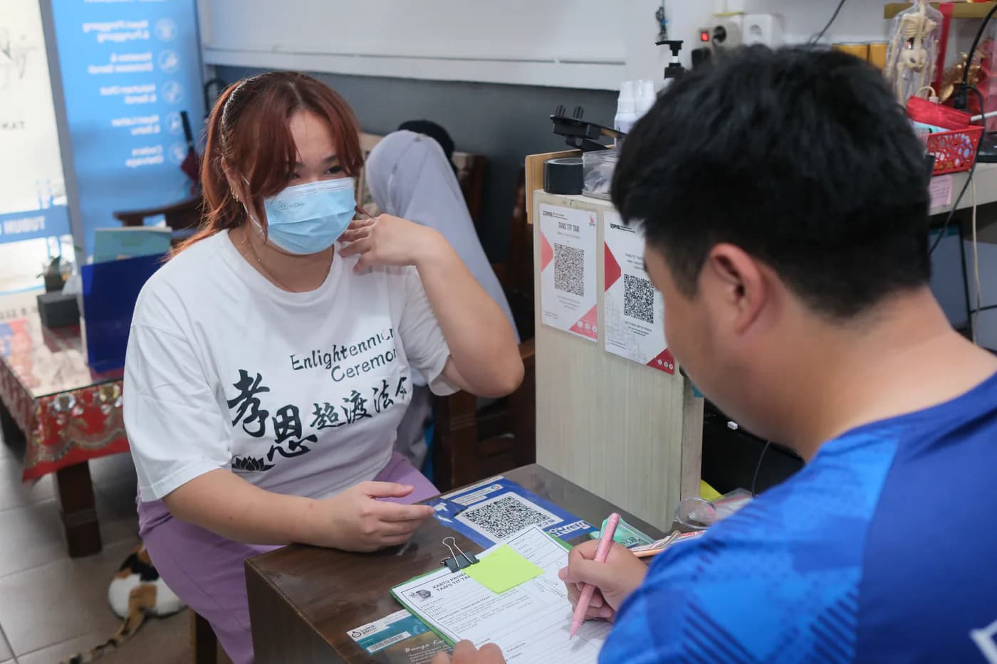 Pasien berkonsultasi mengenai keluhan yang dialami