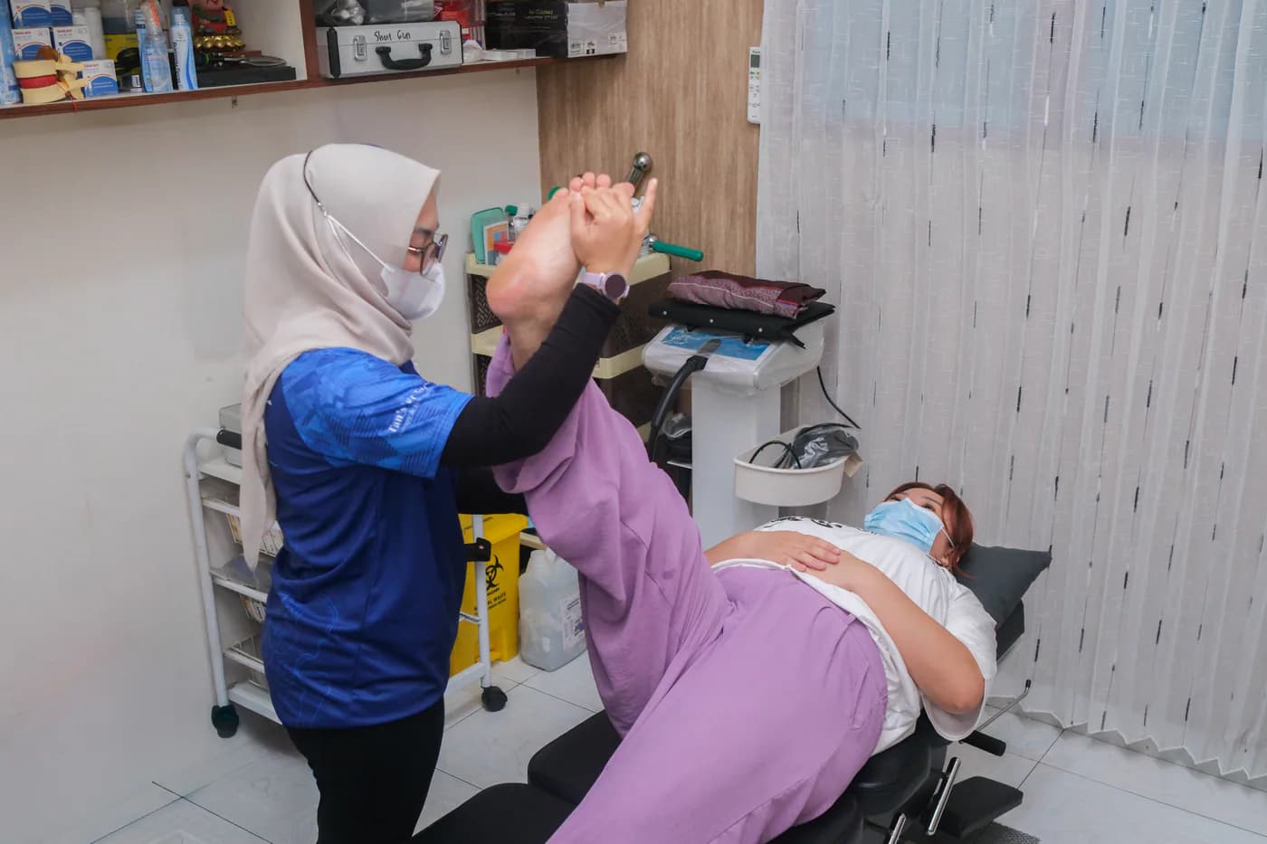 Terapis melakukan assessment kondisi pasien